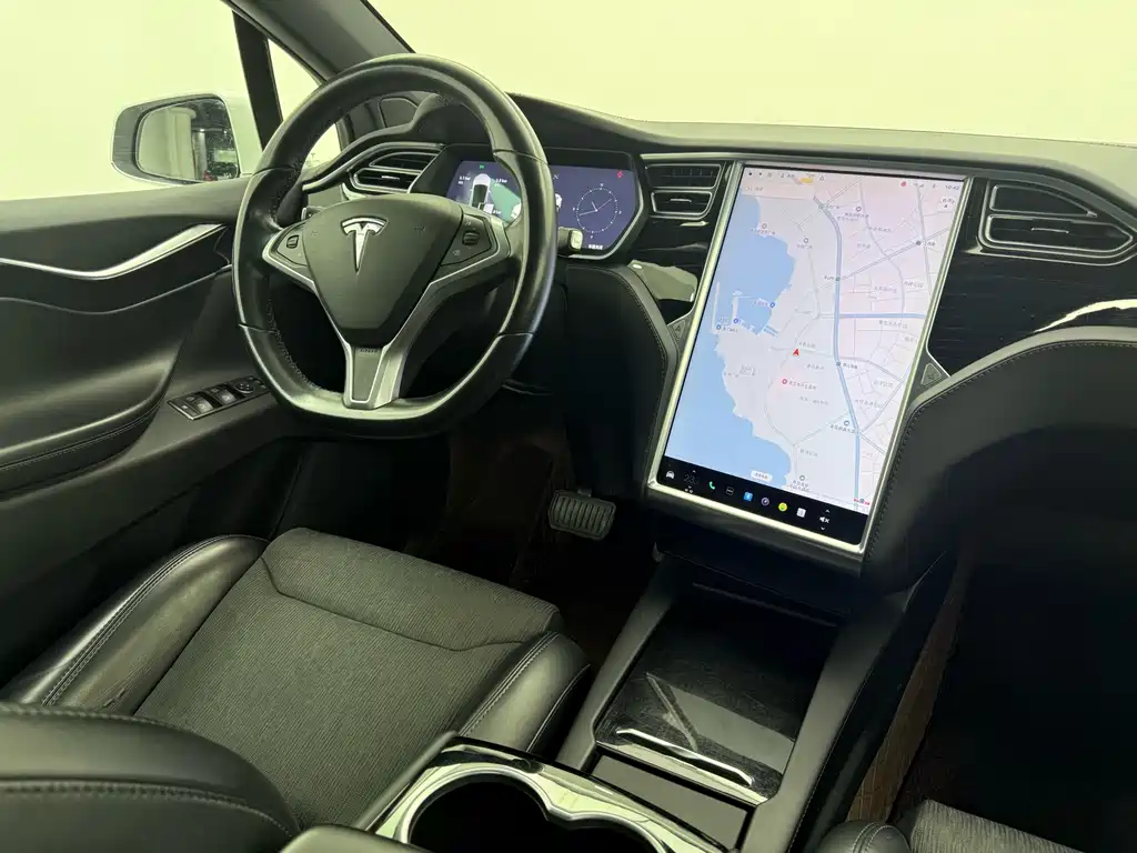 Tesla Model X 2018 — фото 16