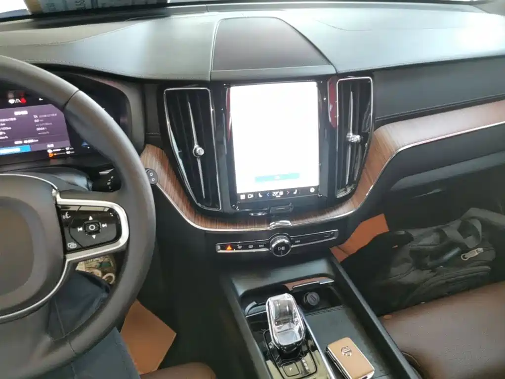 Volvo XC60 PHEV 2023 — фото 6