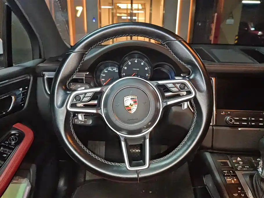 Porsche Macan 2017 — фото 15