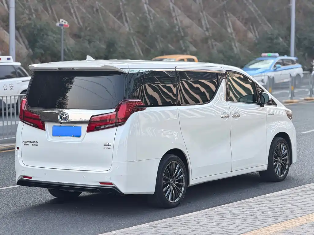 Toyota Alphard 2023 — фото 17