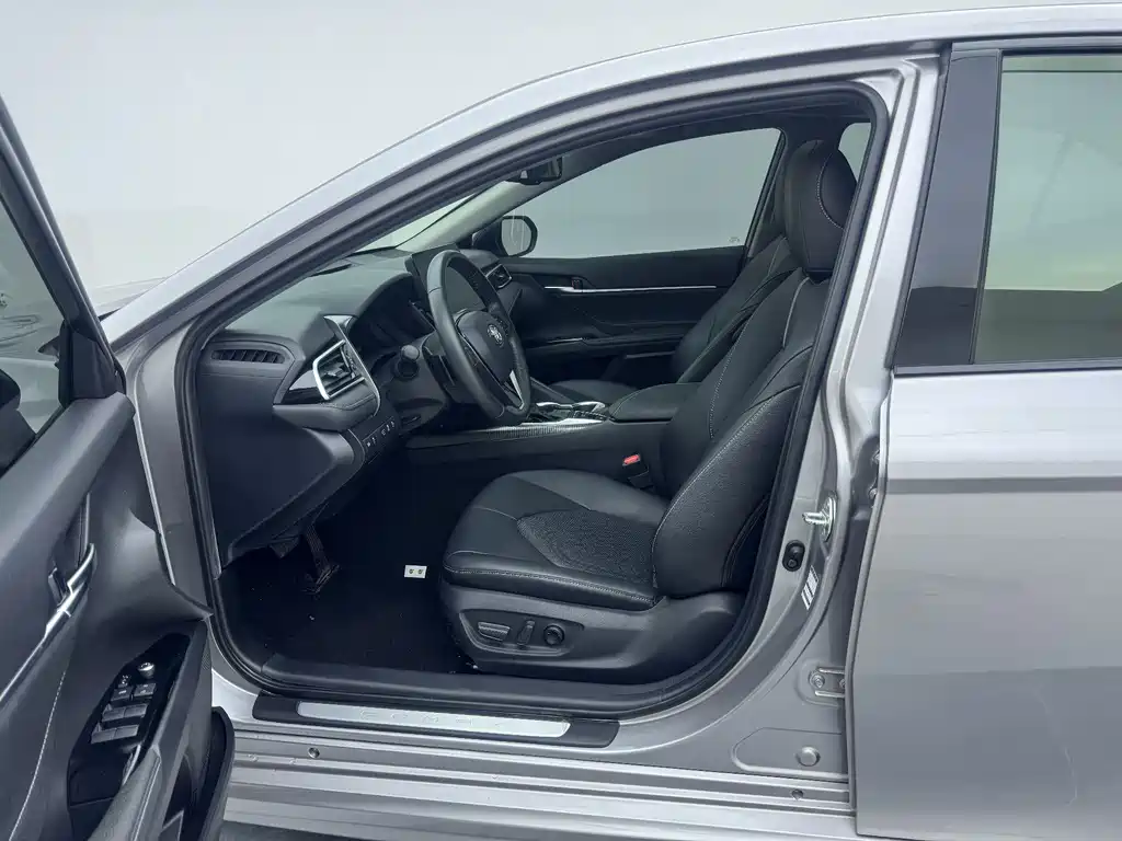 Toyota Camry 2022 — фото 19