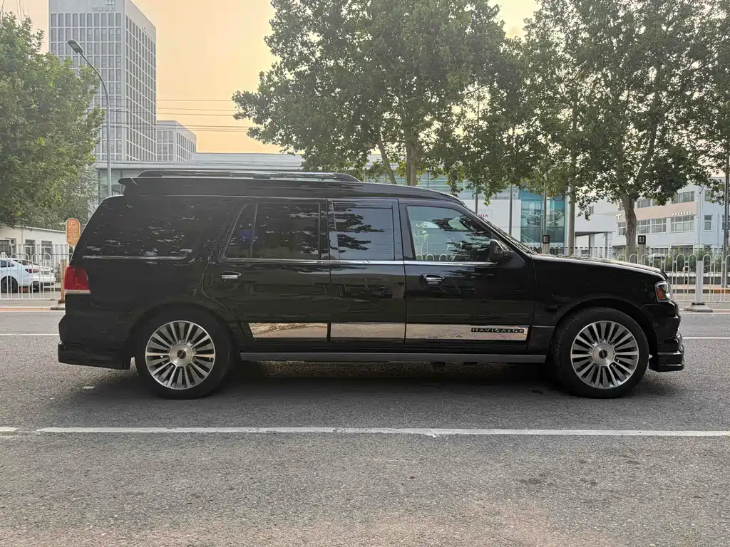 Lincoln Navigator 2017 — фото 28