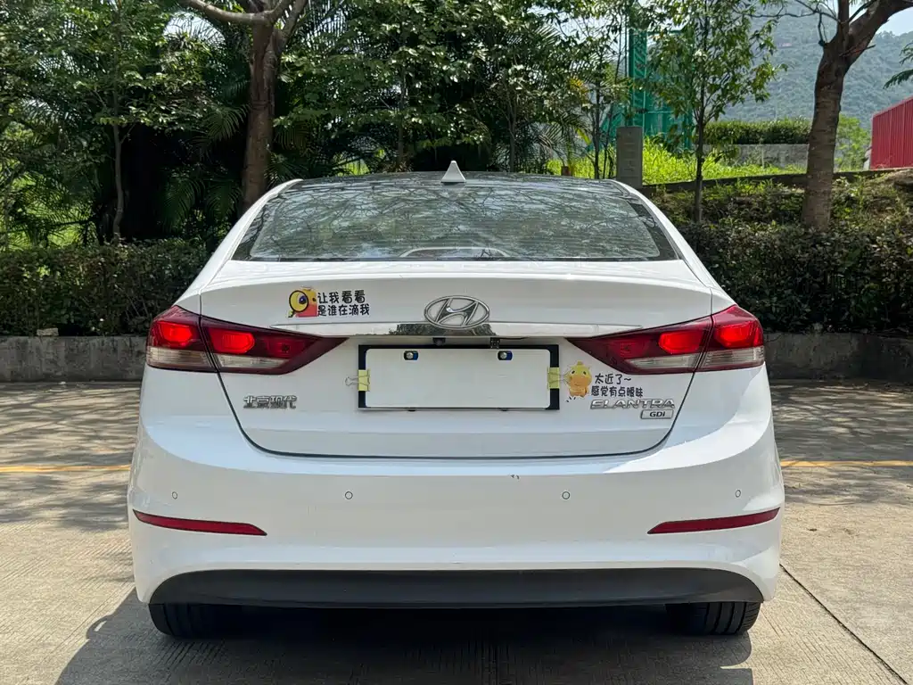Hyundai Elantra 2016 — фото 17