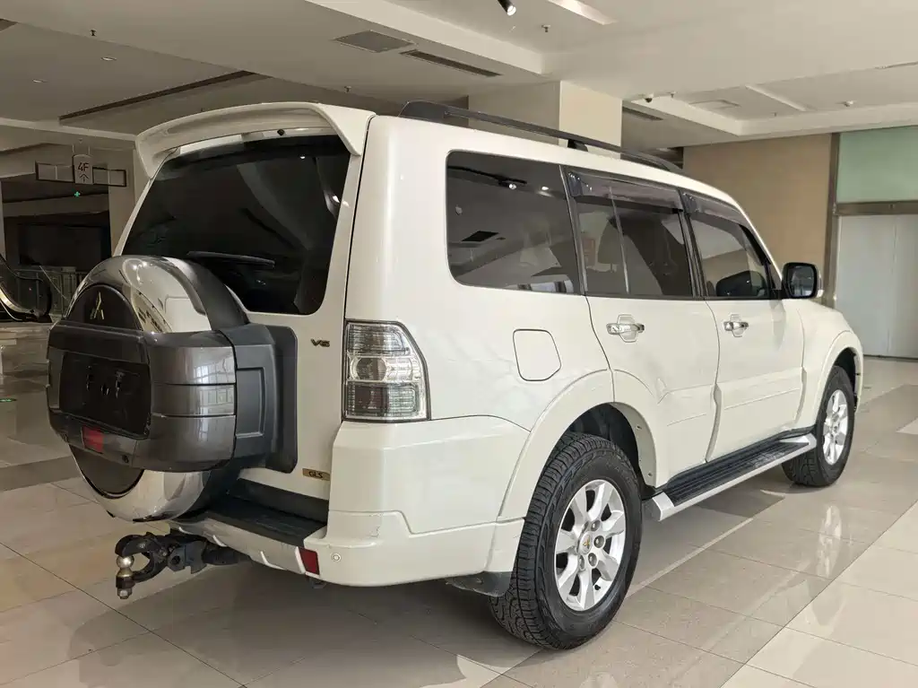 Mitsubishi Pajero 2015 — фото 15