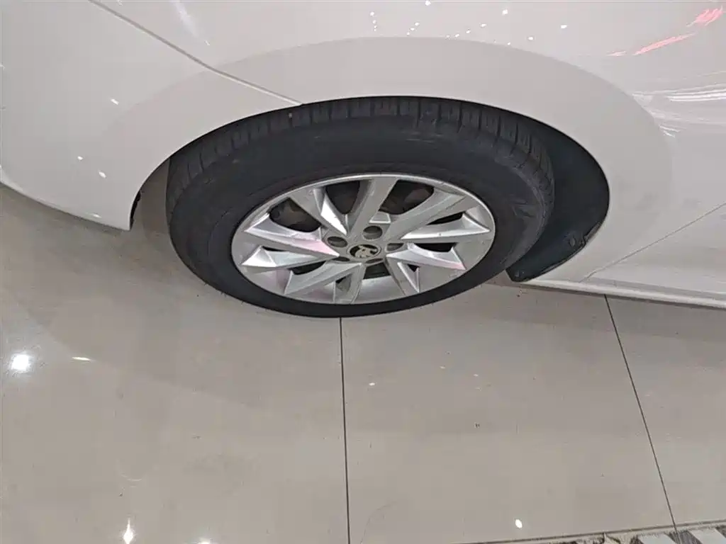 Skoda Rapid Spaceback 2020 — фото 23