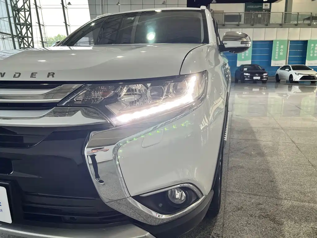 Mitsubishi Outlander 2017 — фото 14