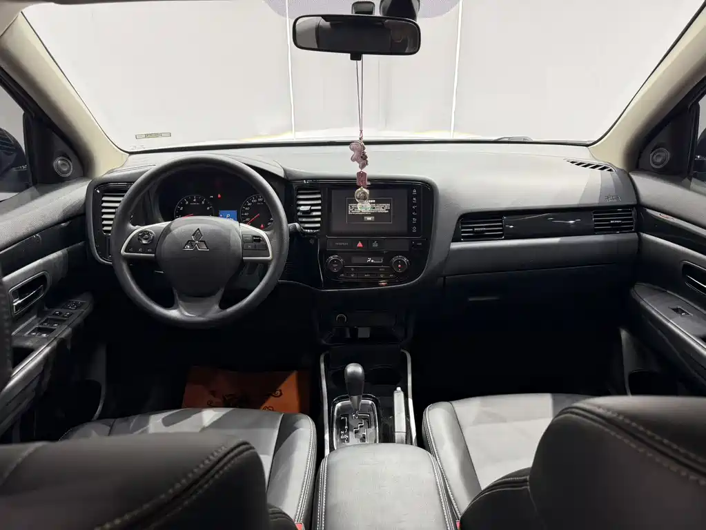 Mitsubishi Outlander 2022 — фото 11