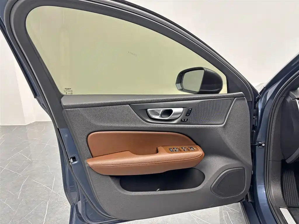 Volvo S60 2023 — фото 13