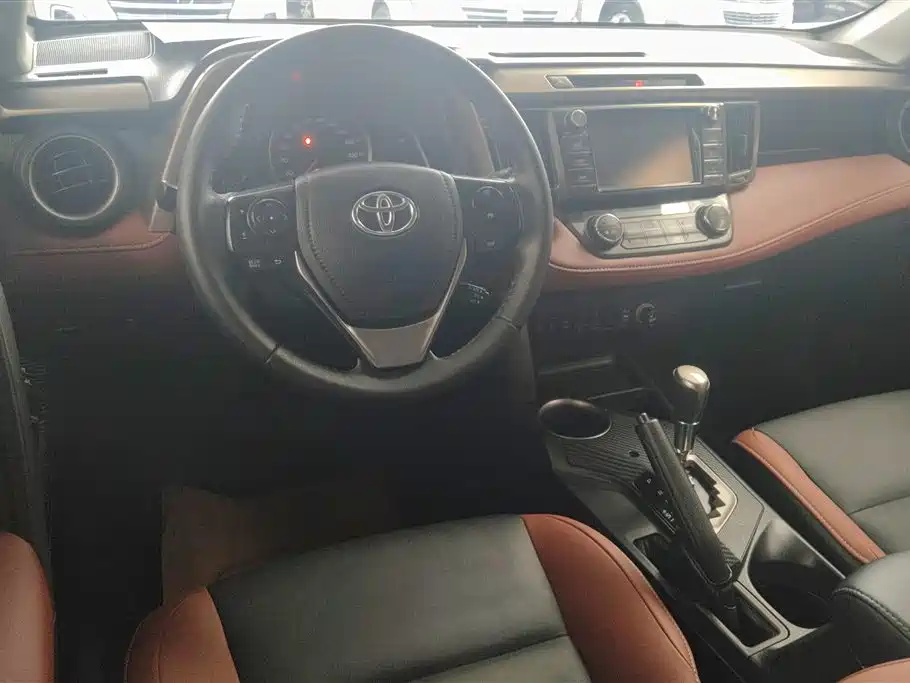 Toyota RAV4 2015 — фото 12