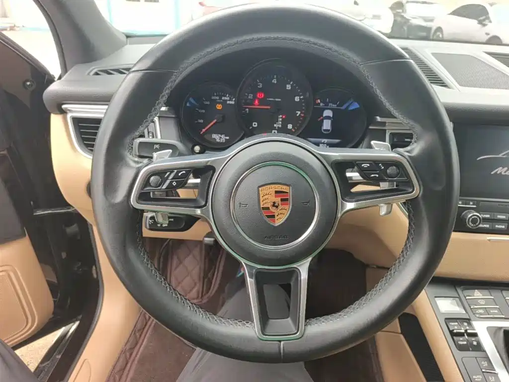Porsche Macan 2017 — фото 11