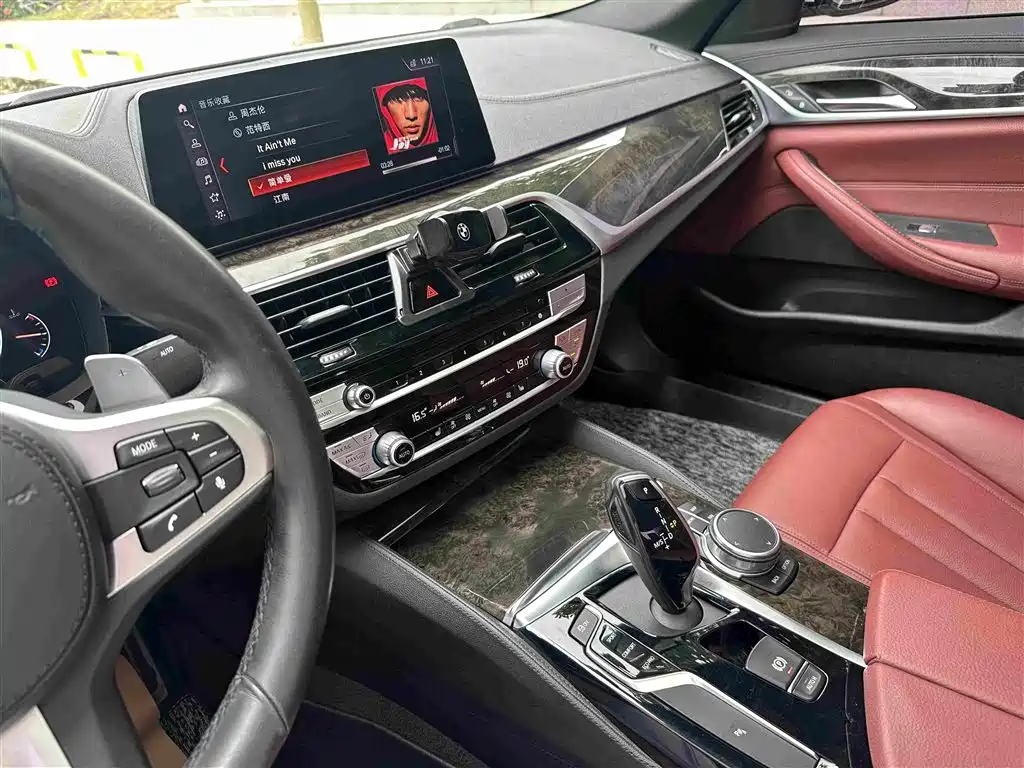 BMW 5 Series 2019 — фото 13