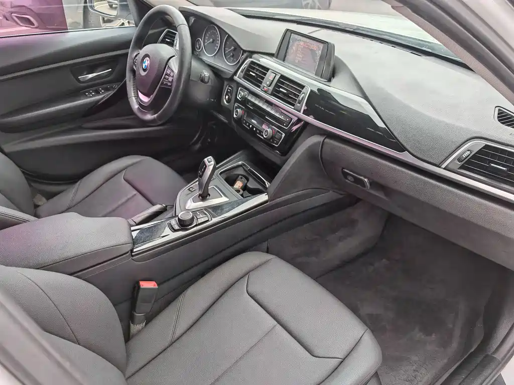 BMW 3 Series 2017 — фото 18