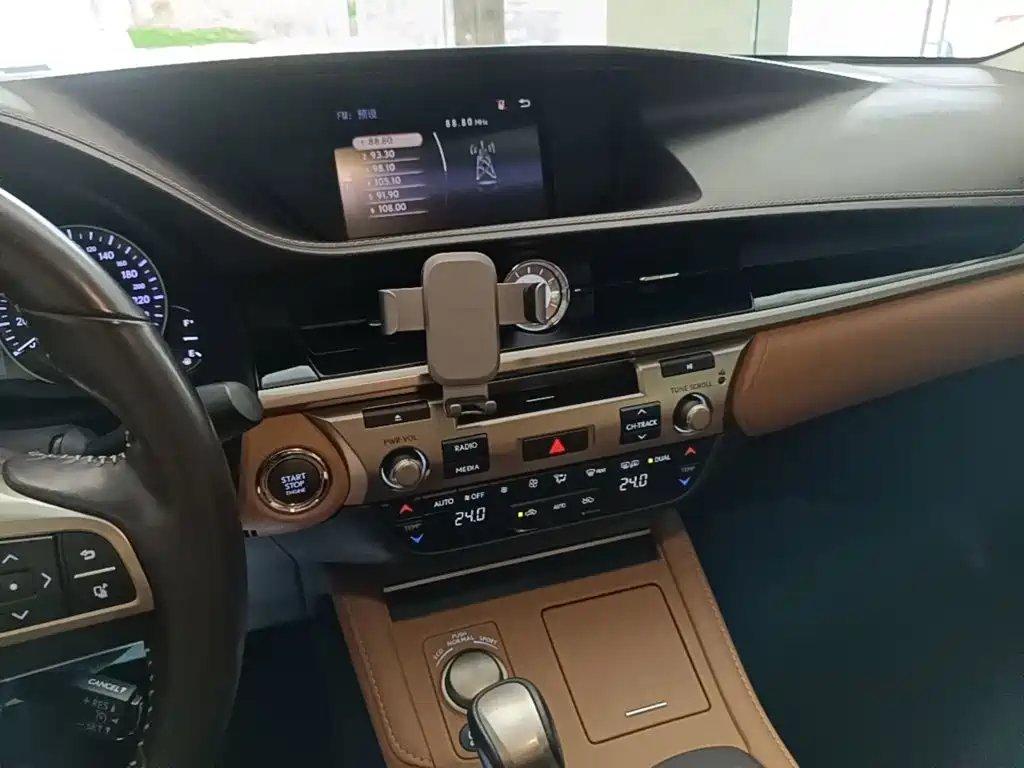 Lexus ES 2017 — фото 13