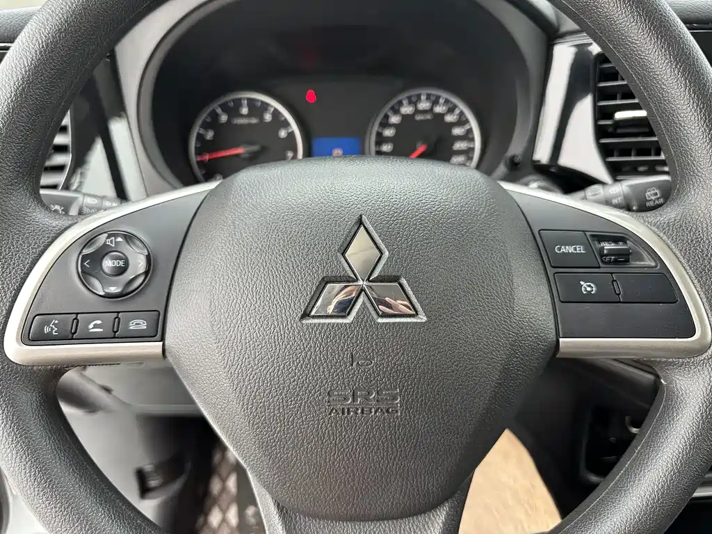 Mitsubishi Outlander 2023 — фото 14