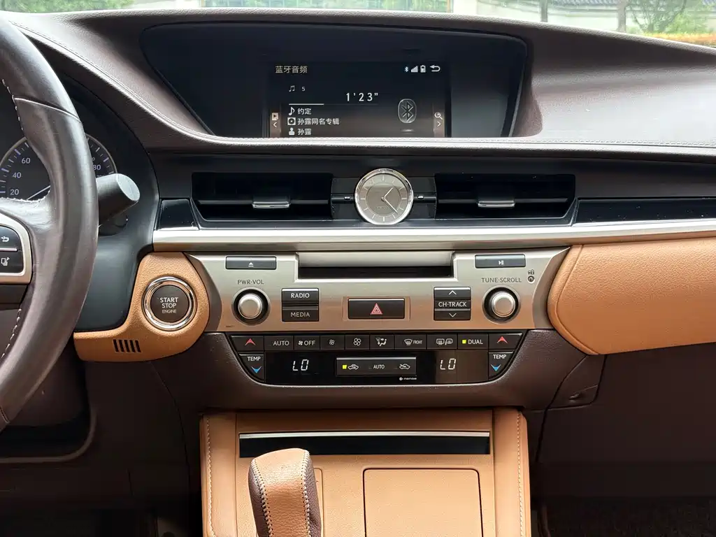 Lexus ES 2017 — фото 15