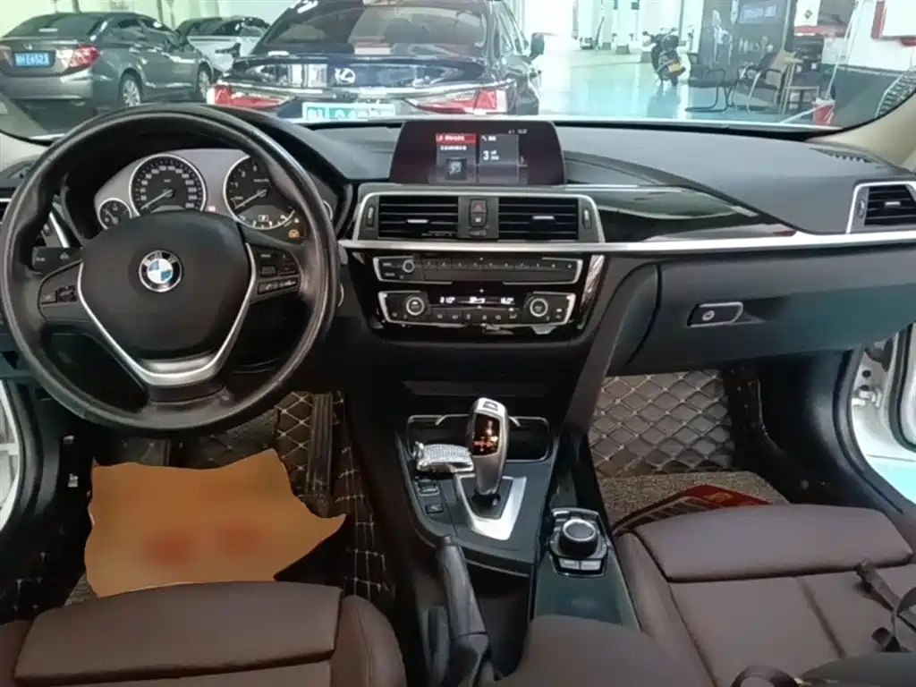 BMW 3 Series 2018 — фото 10