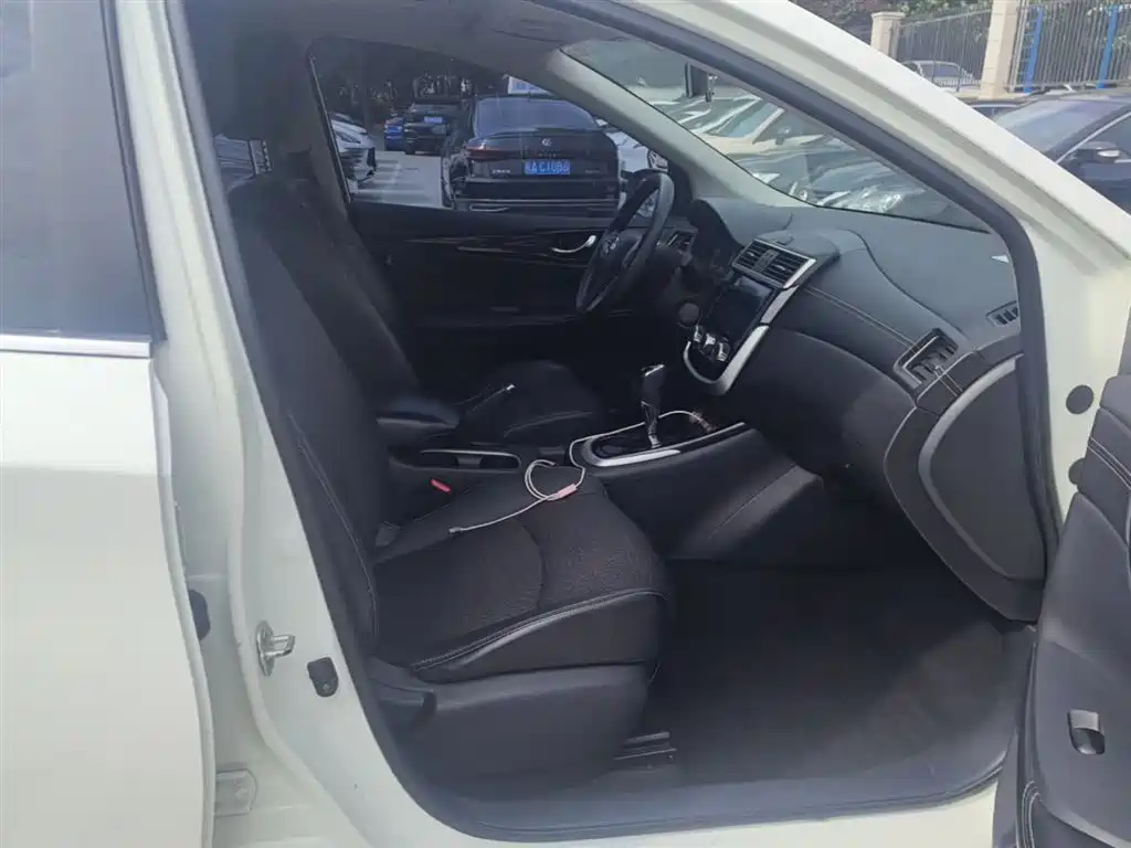 Nissan Tiida 2019 — фото 25