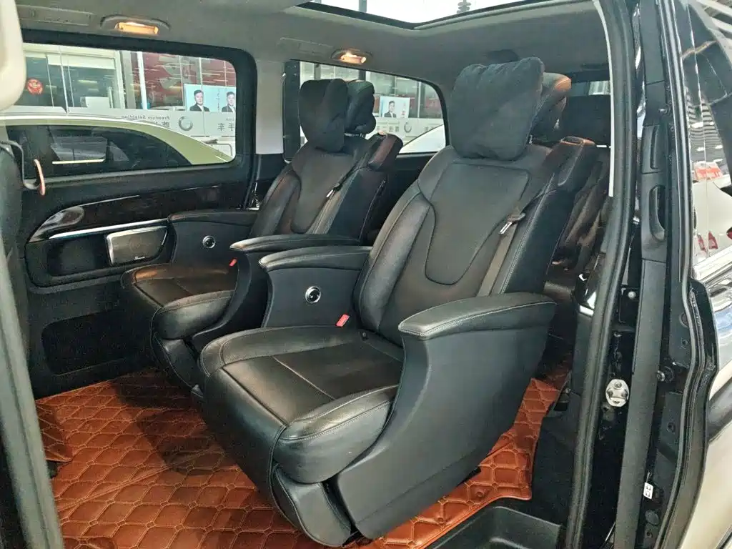 Mercedes-Benz V-Class 2018 — фото 11