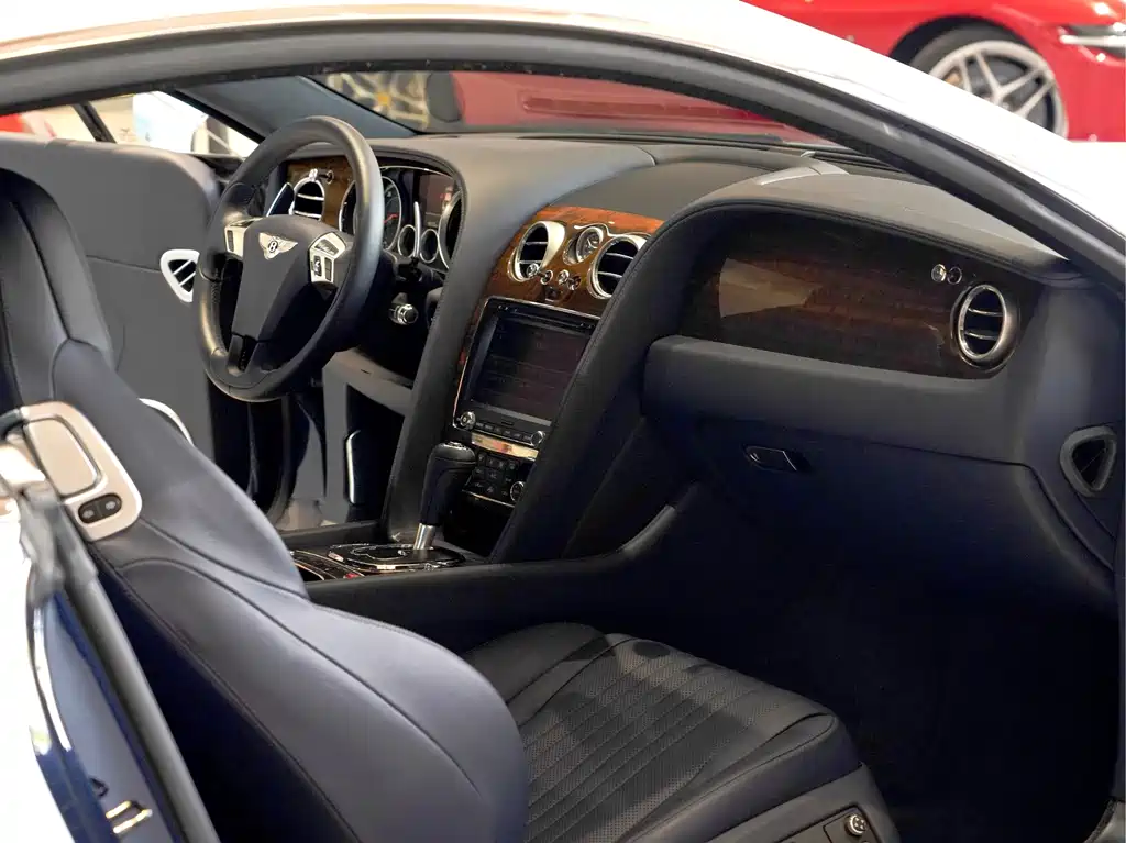 Bentley Continental 2017 — фото 13