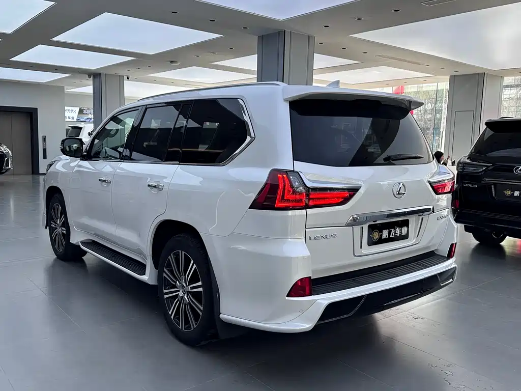 Lexus LX 2017 — фото 24