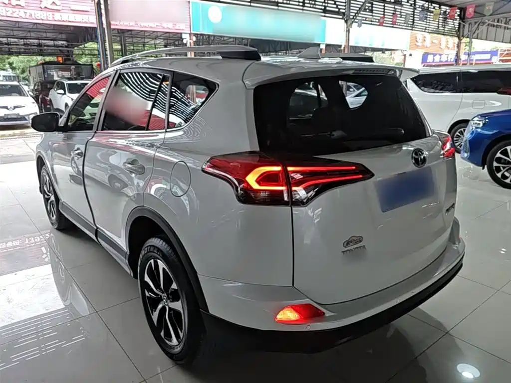 Toyota RAV4 2018 — фото 5