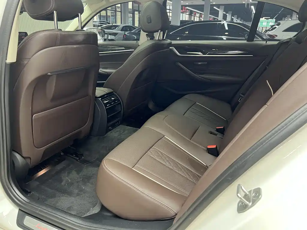 BMW 5 Series 2022 — фото 18