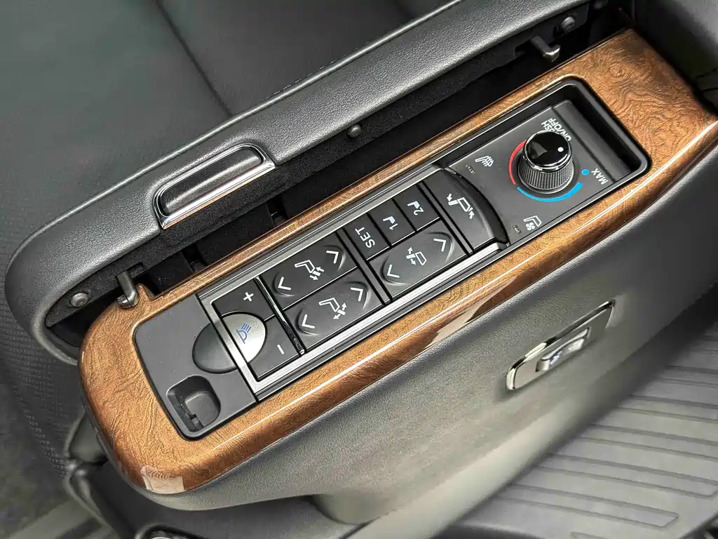 Toyota Alphard 2020 — фото 12