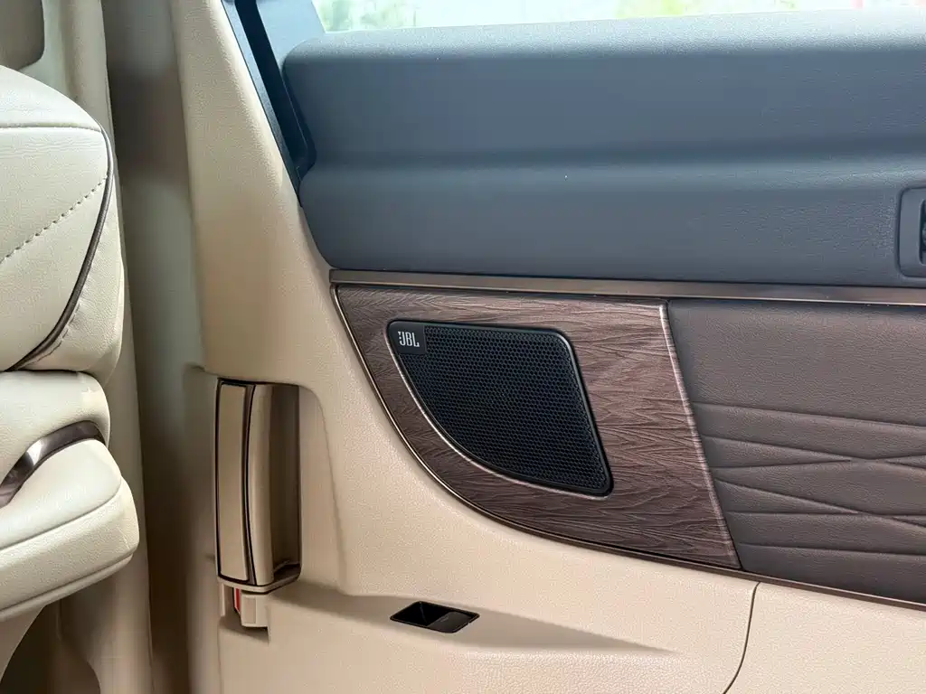 Toyota Alphard 2023 — фото 18