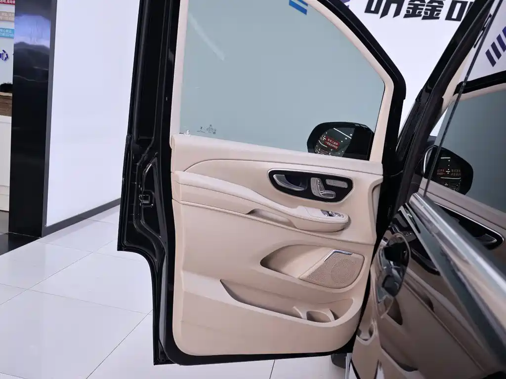 Mercedes-Benz V-Class 2025 — фото 18