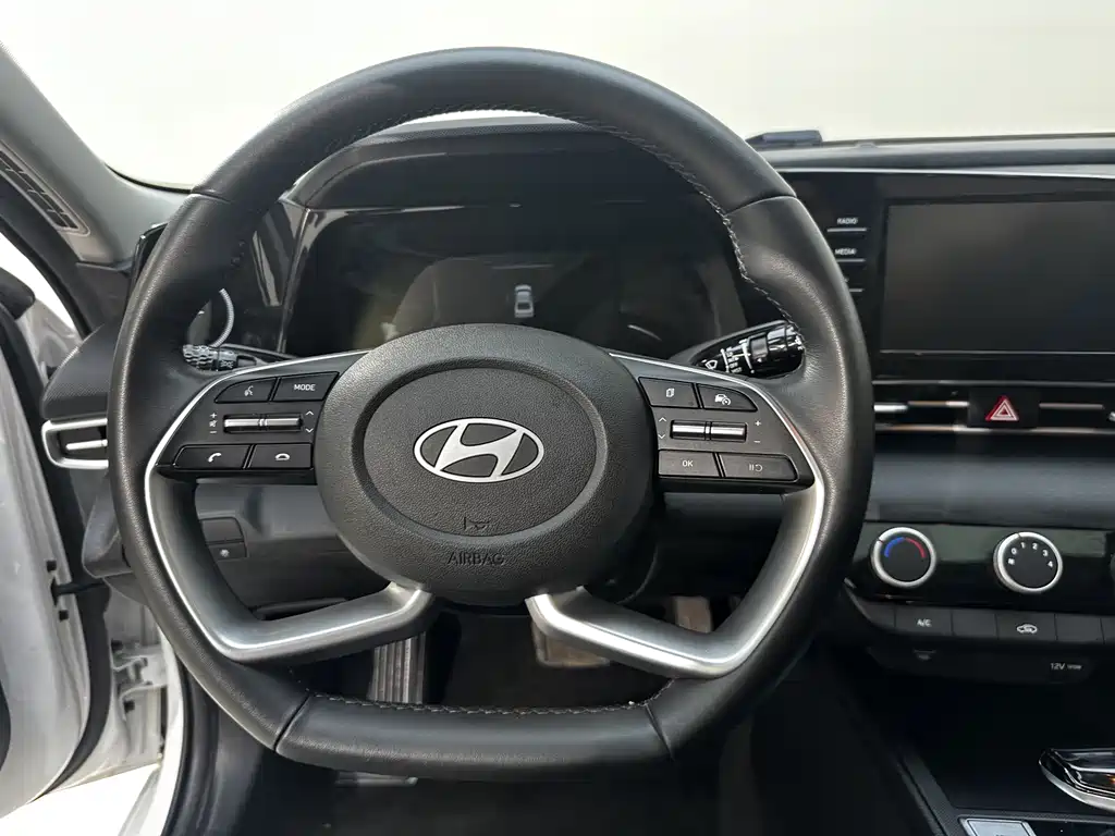 Hyundai Elantra 2023 — фото 22