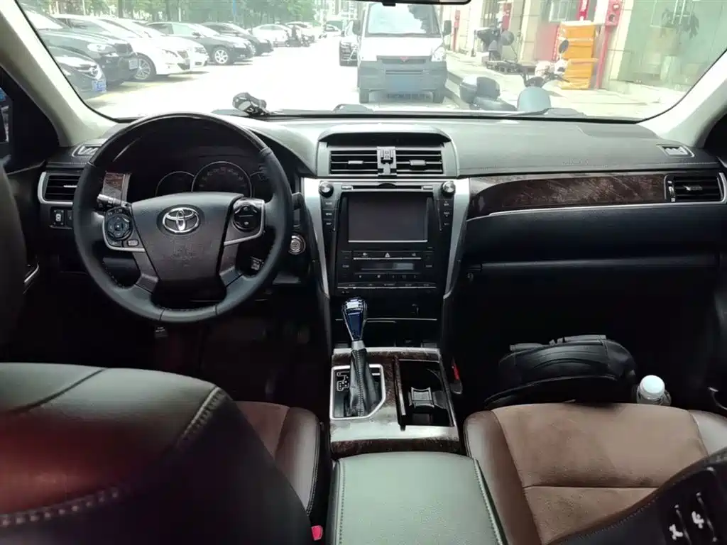 Toyota Camry 2016 — фото 10