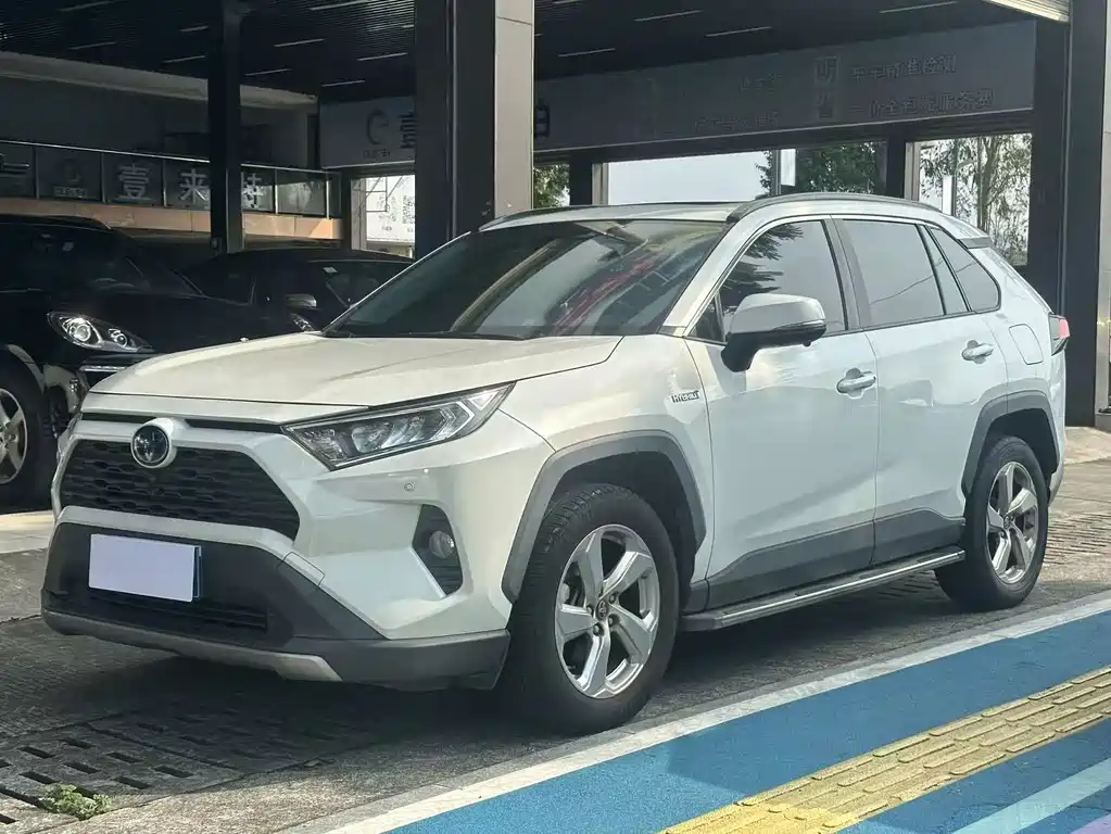 Toyota RAV4 2020 — фото 1