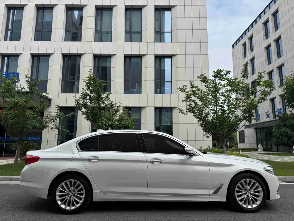 BMW 5 Series 2018 — фото 30