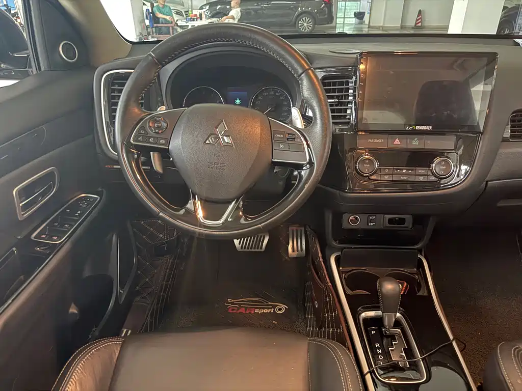 Mitsubishi Outlander 2019 — фото 12
