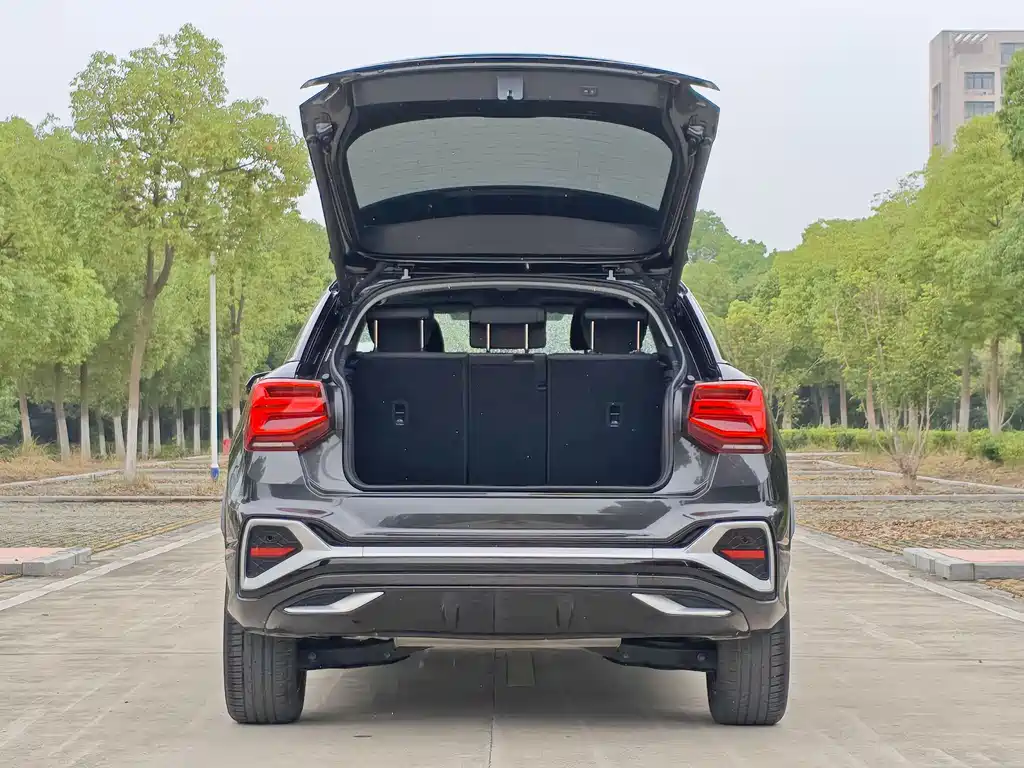 Audi Q2L 2023 — фото 14
