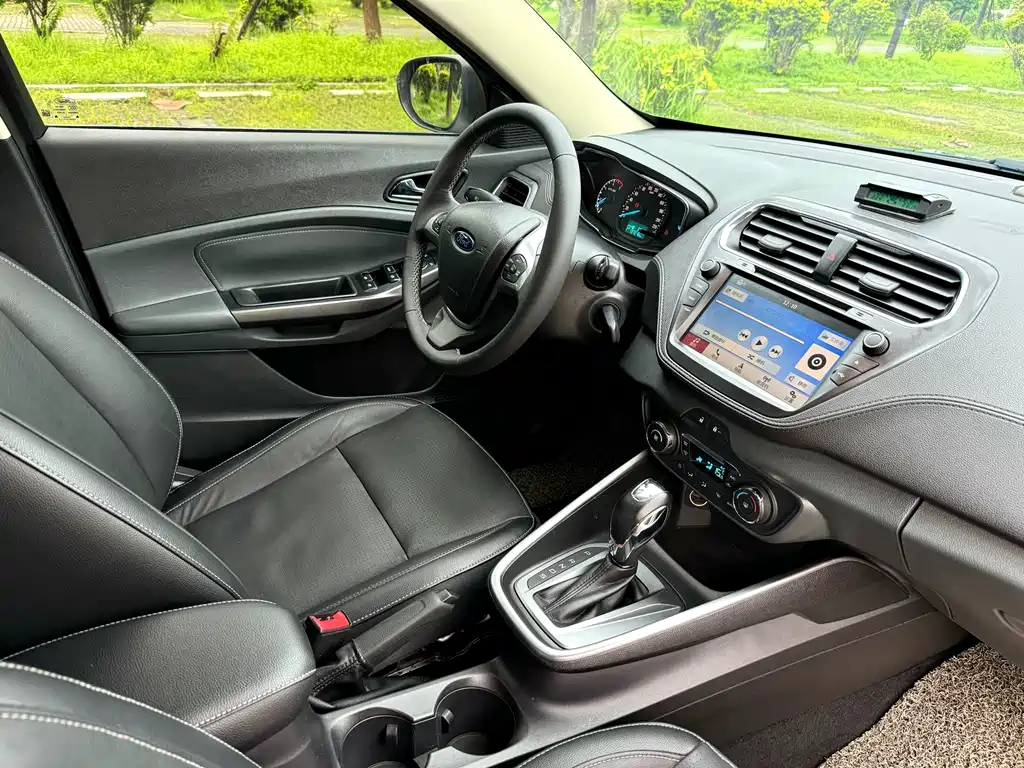 Ford Escort 2017 — фото 8