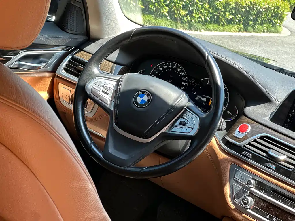 BMW 7 Series 2017 — фото 13