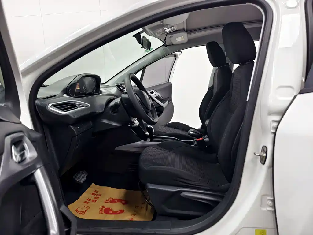 Peugeot 2008 2014 — фото 10