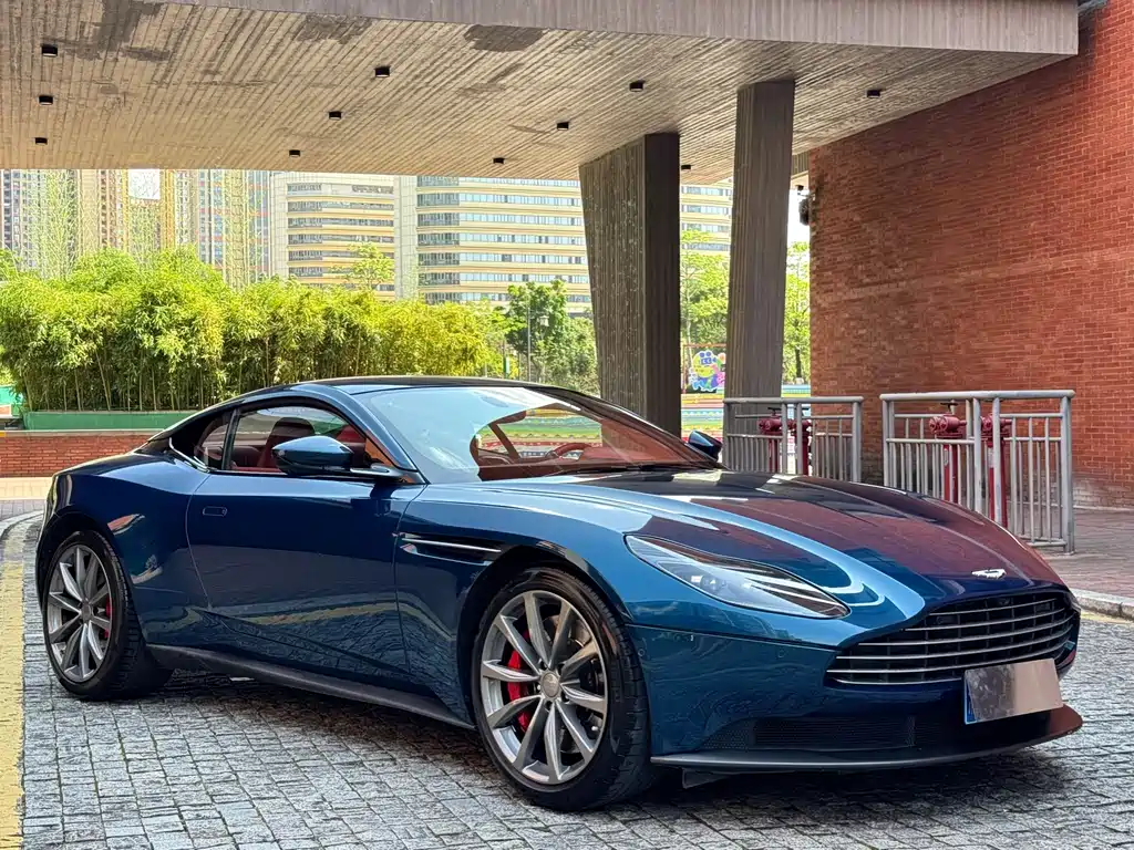 Aston Martin DB11 2020 — фото 2