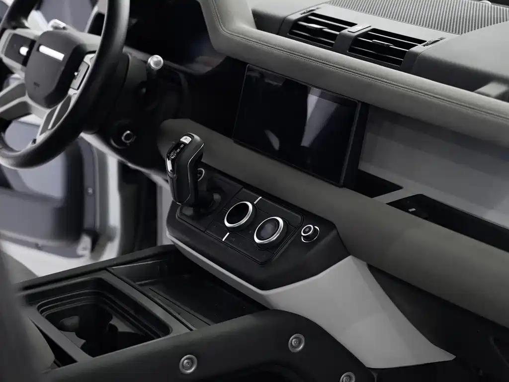 Land Rover Defender 2021 — фото 10