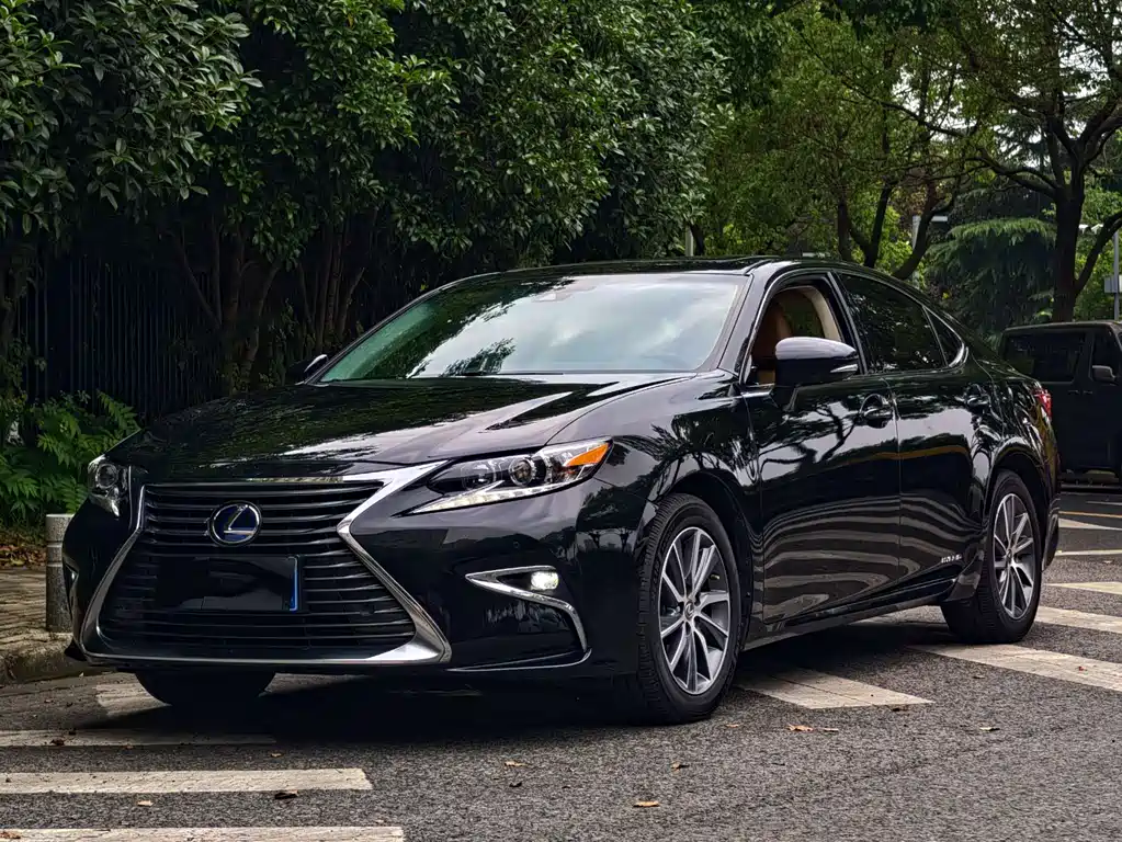 Lexus ES 2017 — фото 1