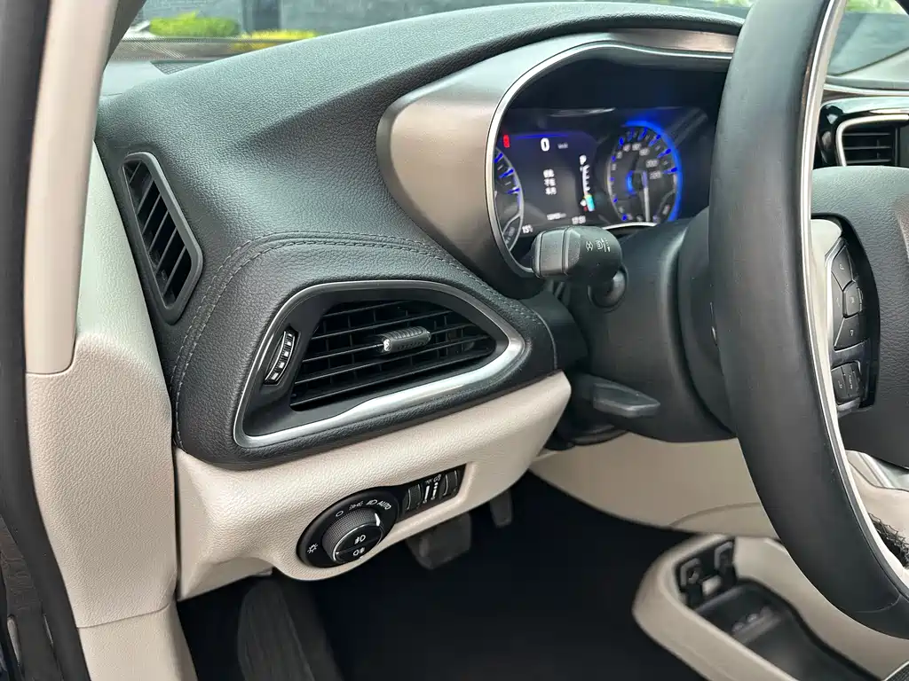 Chrysler Grand Voyager 2017 — фото 13
