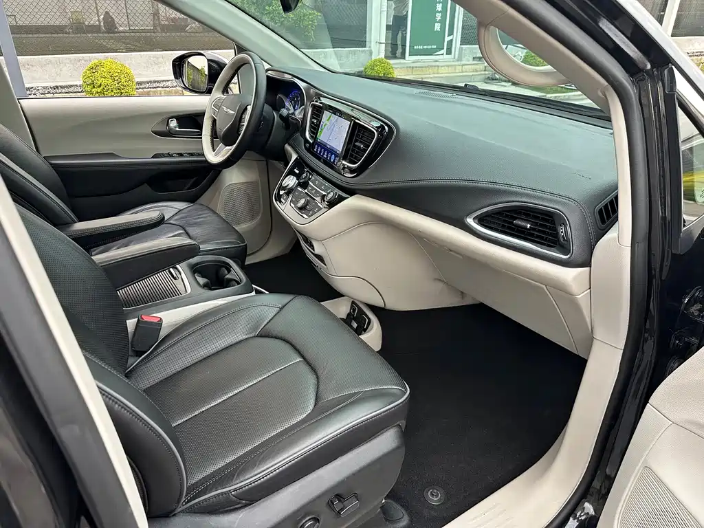 Chrysler Grand Voyager 2017 — фото 23