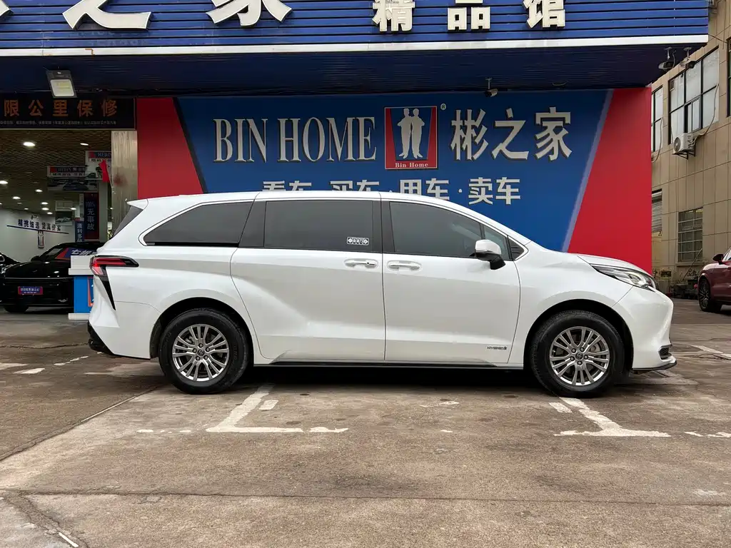 Toyota Sienna 2023 — фото 15