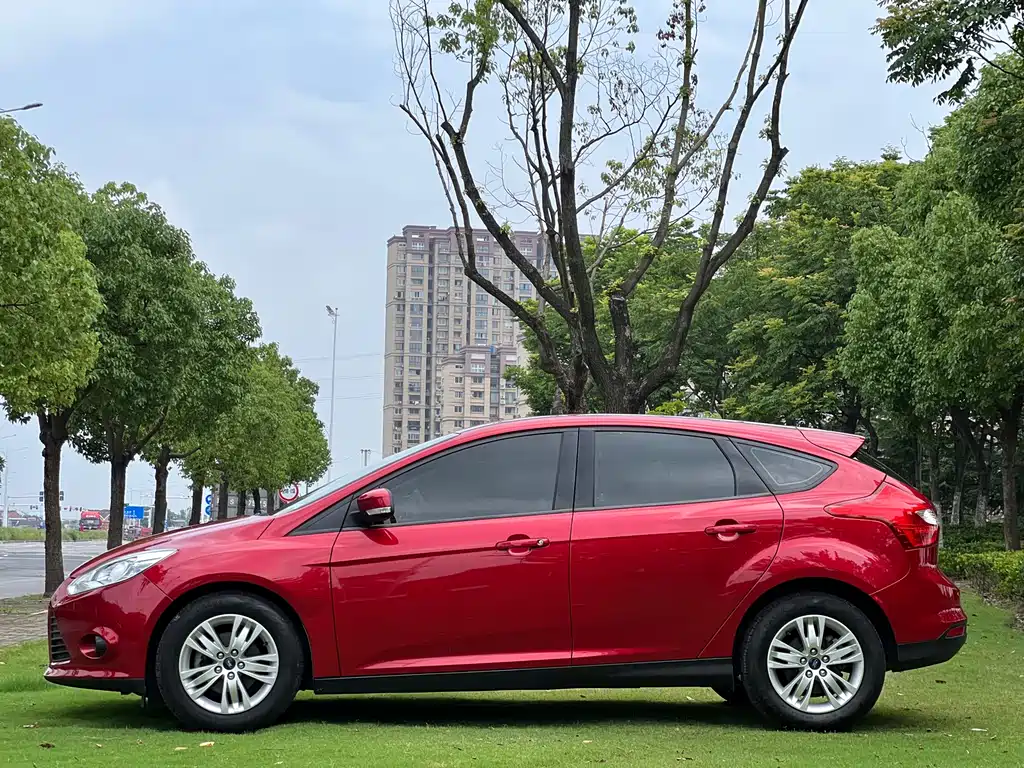 Ford Focus 2014 — фото 19