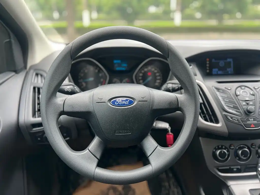 Ford Focus 2014 — фото 11