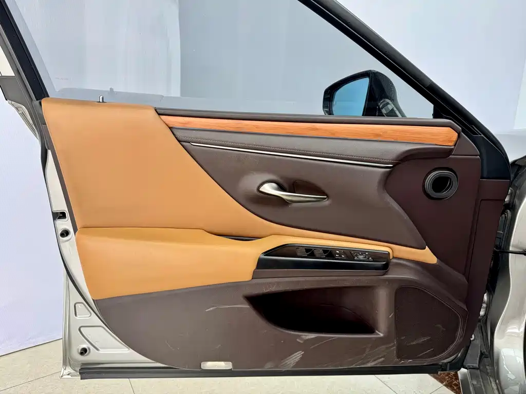 Lexus ES 2020 — фото 7