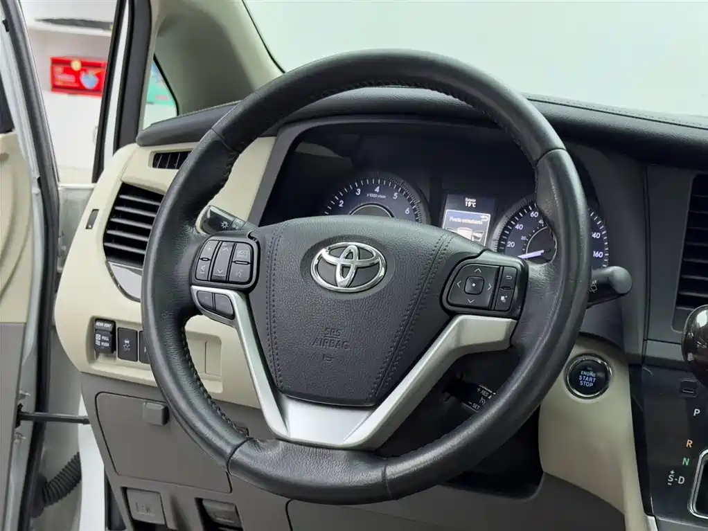 Toyota Sienna 2020 — фото 11