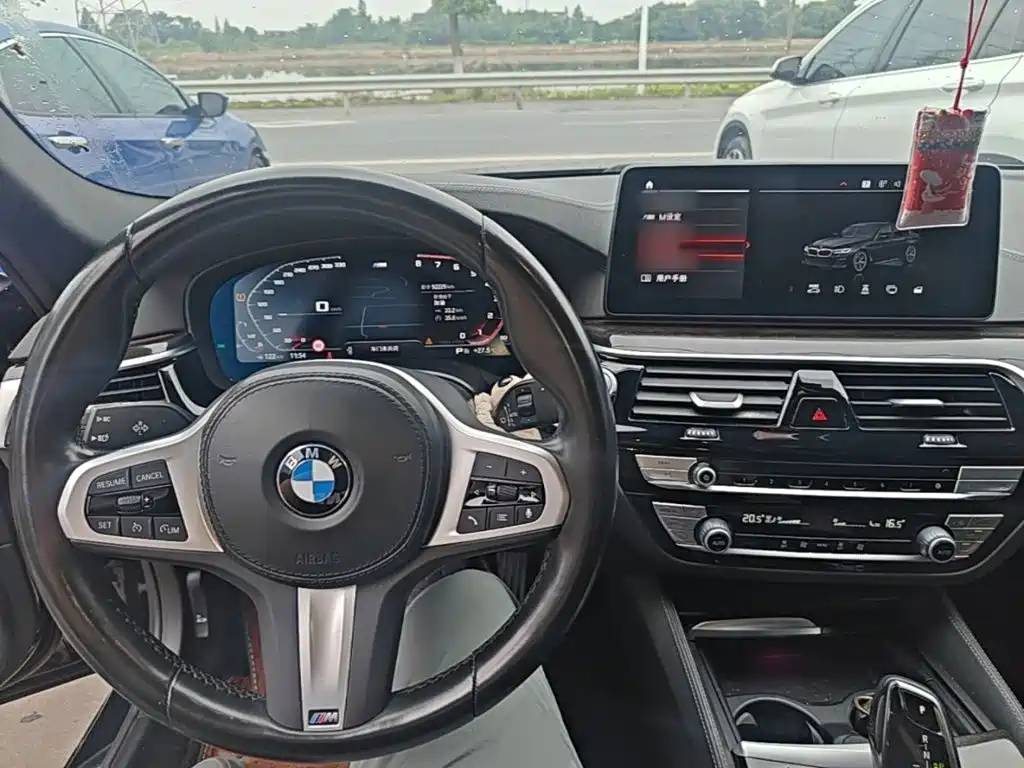 BMW 5 Series 2022 — фото 10