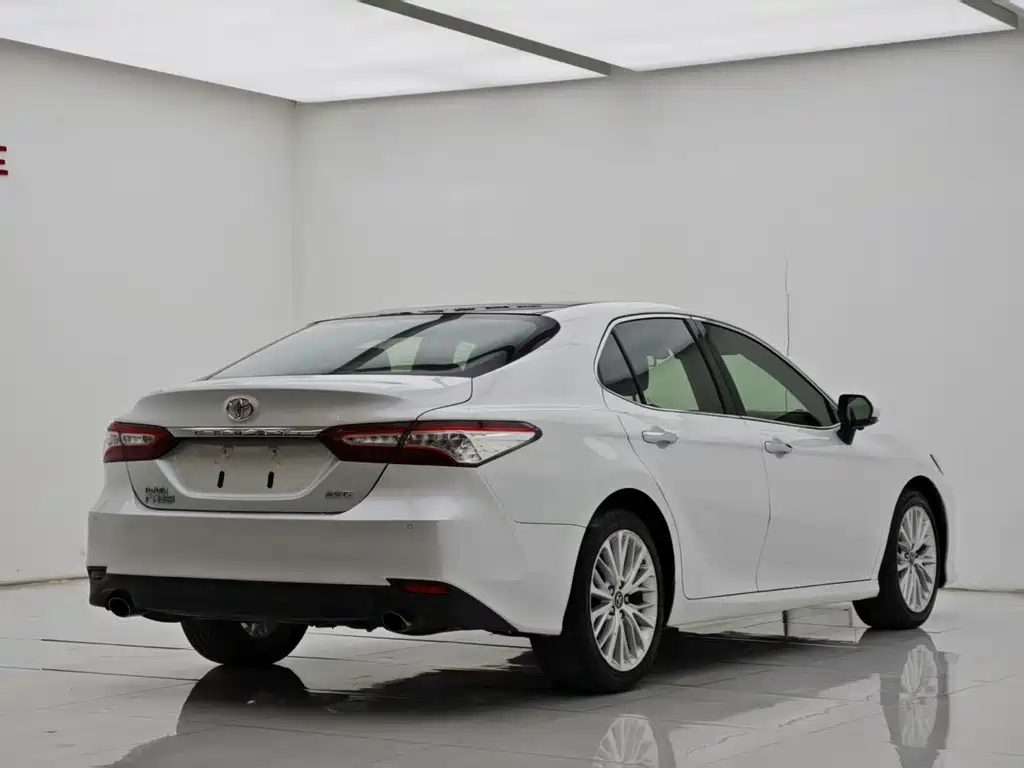 Toyota Camry 2018 — фото 10